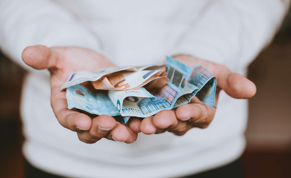 Handen met briefgeld