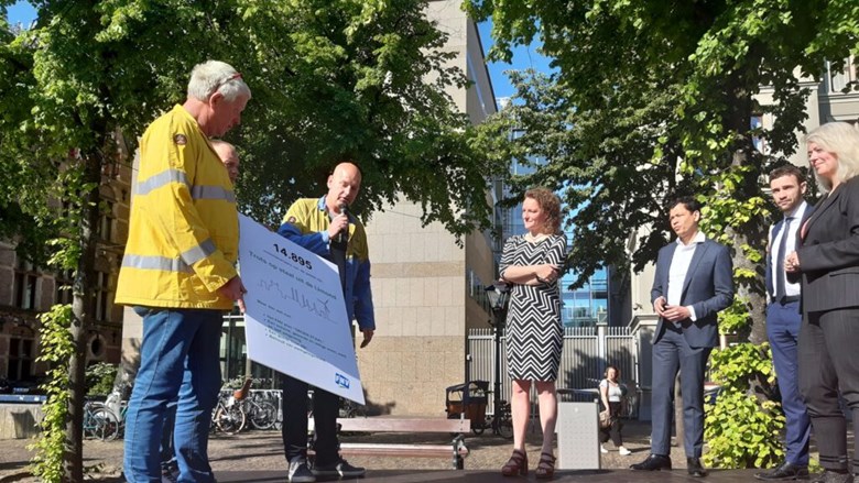 FNV en werknemers overhandigen plan "Groen Staal" aan Tweede Kamer