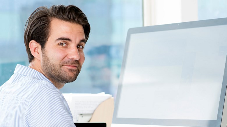 Man achter computerscherm