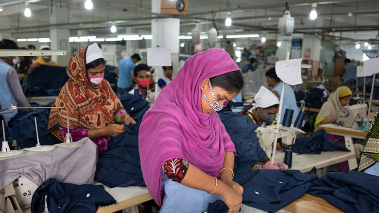 Kledingarbeidster in fabriek in Bangladesh