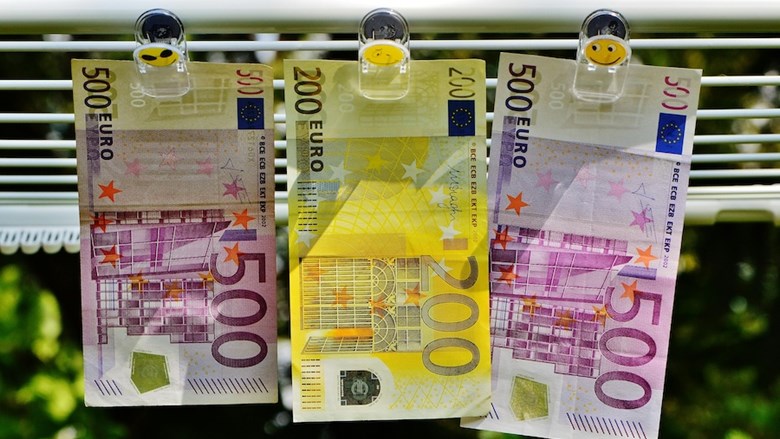 bankbiljetten aan een waslijn