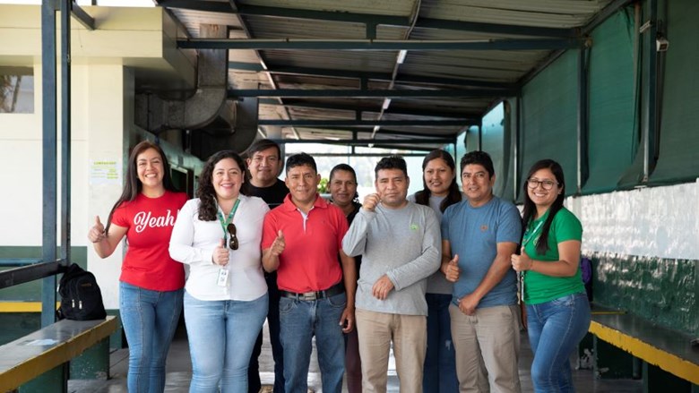 groepsfoto managers en werkenemers/vakbondsleden: eenheid in de fabriek