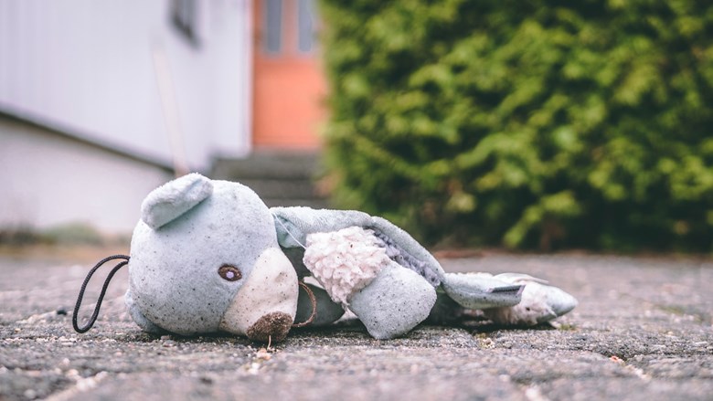 Knuffelkonijn ligt verlaten op de stoep