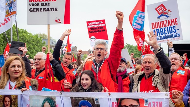 Met De Rug Naar De Samenleving