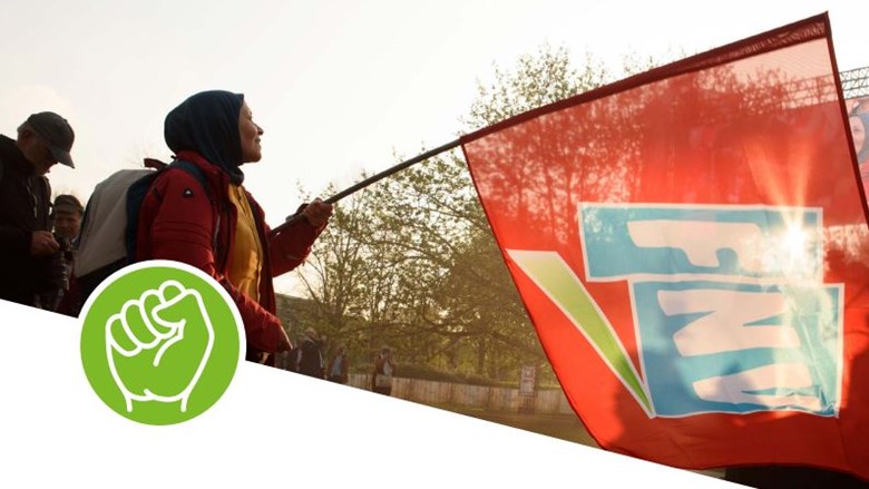 Stakende man met FNV-vlag