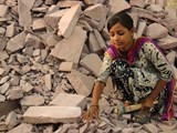 meisje aan het werk in steengroeve in India