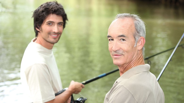 vader en zoon aan het vissen