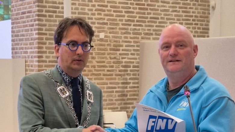 FNV rapport NLW aangeboden, foto van raadsvoorzitter en FNV bestuurder