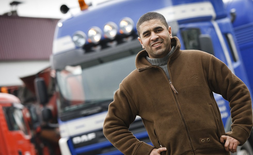 Man bij vrachtwagen