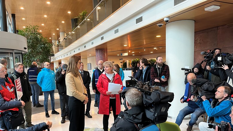 Kitty Jong bij de bezetting van het UWV hoofdkantoor in Amsterdam