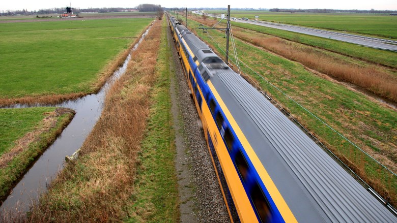 NS trein rijdt door het Nederlandse landschap