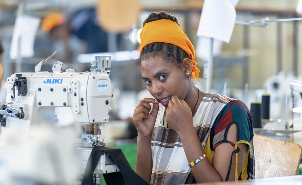 Kledingarbeidster in Ethiopië aan het werk achter de naaimachine