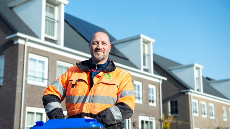 Man bij afvalcontainer