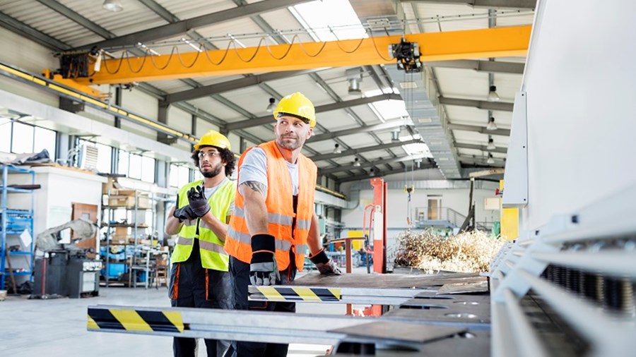 Mannen met helm bij machine