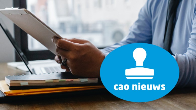 cao nieuws man leest op ipad