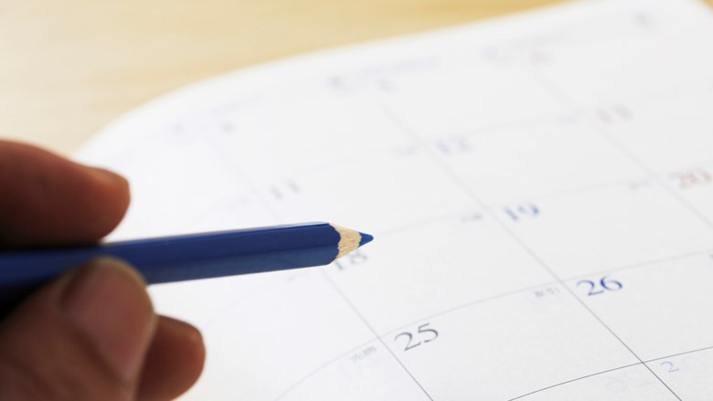 Een potloodpunt die iets op een rooster gaat schrijven