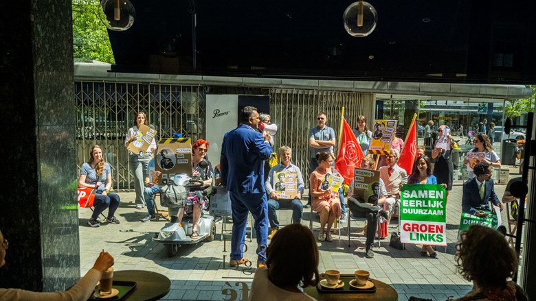 Actie voor een stoel in de winkel