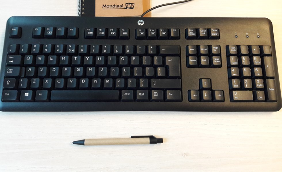 toetsenbord en pen en notitieblok