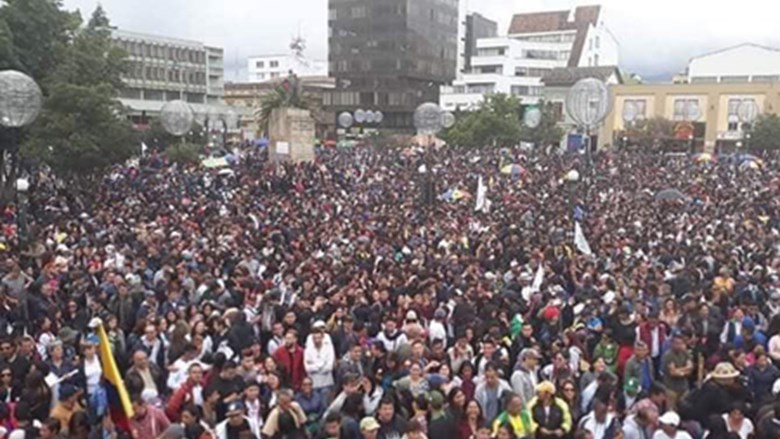 Veel mensen lopen mee tijdens de Nationale staking in Colombia op 4 december 2019