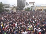 Veel mensen lopen mee tijdens de Nationale staking in Colombia op 4 december 2019