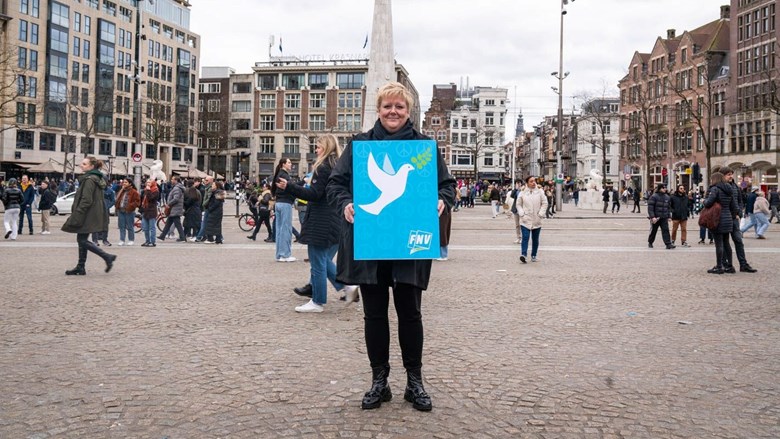 Petra Bolster bij vredesdemonstratie voor Gaza op de Dam