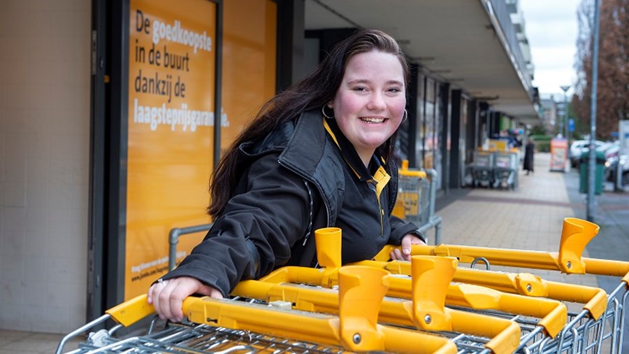 Jongedame poseert met winkelkarretjes